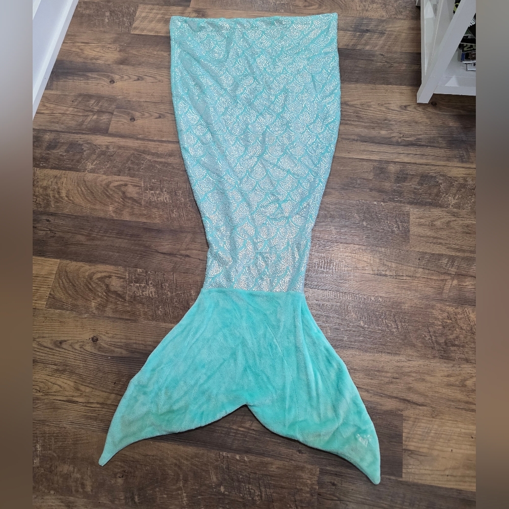 Sparkling Mermaid Tail Blanket